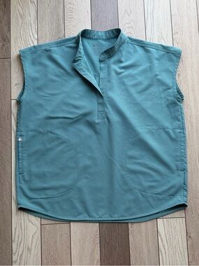 Men’s Andes Oversized Scrub Top size M